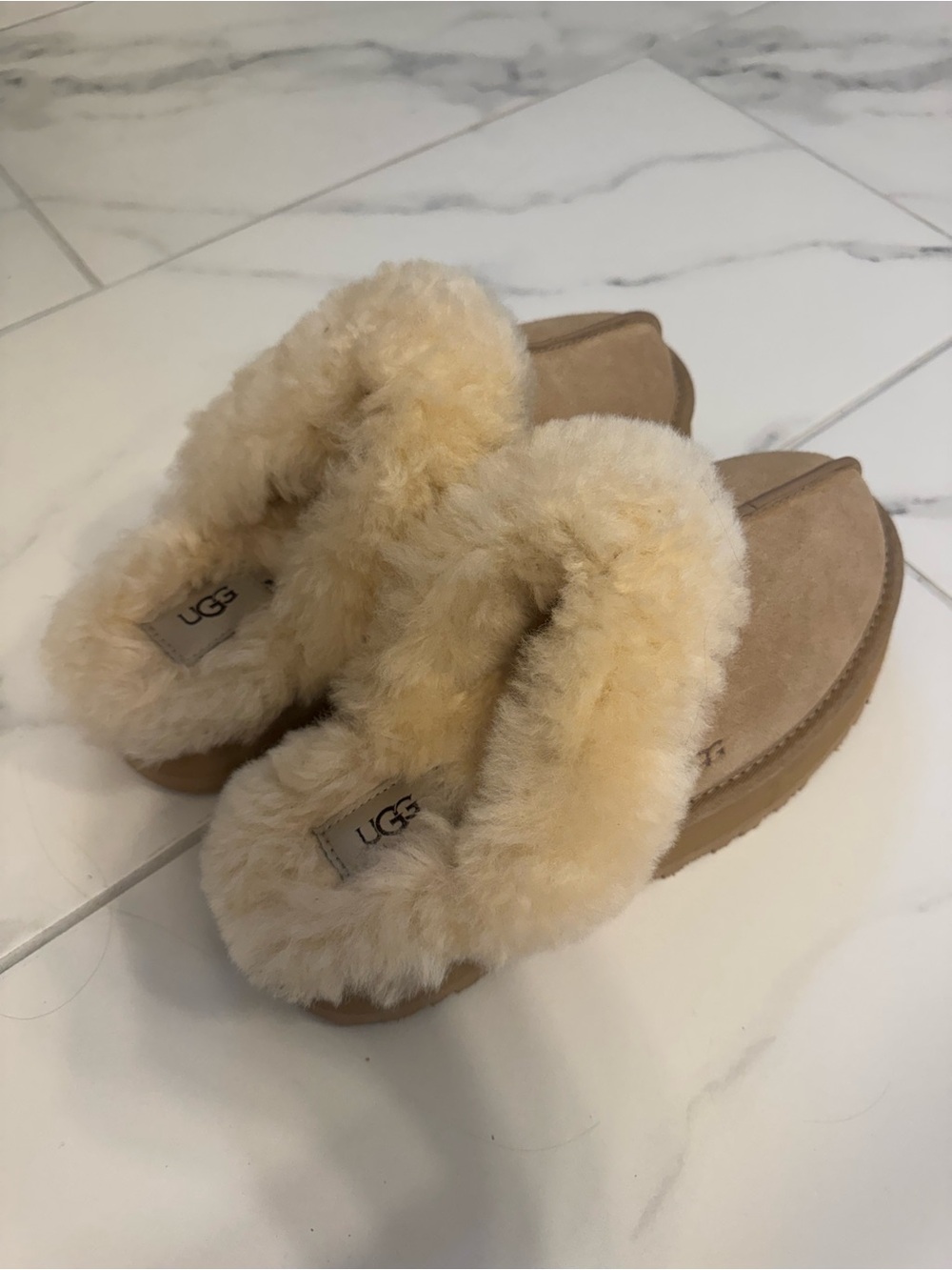 UGG women’s Cozy Shearling Clog - Chestnut
